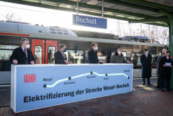  Start zur offiziellen Elektrifizierung der Strecke Wesel-Bocholt am Bocholter Bahnhof. Bahnvorstand Ronald Pofalla (2.v.l.) und NRW-Ministerpräsident Hendrik Wüst (2.v.r.) drücken gemeinsam mit Vertretern des Verkehrsverbundes Rhein-Ruhr und Nahverkehr Westfalen-Lippe den symbolischen Knopf. 