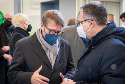 Eröffnung Elektrifizierung Regionalbahn 3 Bürgermeister Thomas Kerkhoff (r.) im Gespräch mit Bahnvorstand Ronald Pofalla.