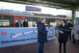 Eröffnung Elektrifizierung Regionalbahn 5 Bürgermeister Thomas Kerkhoff gibt kurz vor dem offiziellen Startschuss ein Live-Interview.