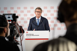 Eröffnung Elektrifizierung Regionalbahn 6 Im Medienzentrum Bocholt richtete die Deutsche Bahn extra ein Mini-Fernsehstudio ein, aus dem live gesendet wurde. Hier spricht Bahnvorstand Ronald Pofalla.