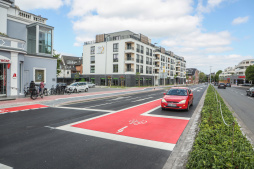  DIe umfangreiche Straßenbaumaßnahme am Ostwall ist nach rund einjähriger Bauzeit beendet. Auch die Sicherheit für den Radverkehr wurde verbessert. 