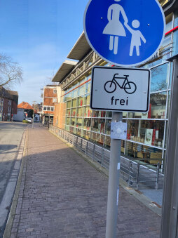  Bürgersteig und Radweg zugleich: Entlang des Café \