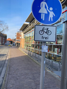 Radweg am Extrablatt Bürgersteig und Radweg zugleich: Entlang des Café \