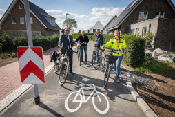  Testen gemeinsam den neuen Abschnitt der Veloroute (von links): Bürgermeister Thomas Kerkhoff, Hans Schliesing (Leiter des Fachbereichs Mobilität und Umwelt), Stadtbaurat Daniel Zöhler sowie Miriam Elting (Mobilität und Umwelt). 