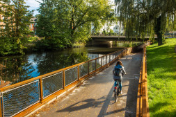  Radfahrerin auf der 'versunkenen Brücke' an der Bocholter Aa.  