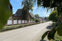  Auf der Teutonenstraße wird ein Fahrradschutzstreifen markiert 