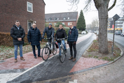  Auf dem neuen Geh- und Radweg stehen (von links) Bauleiter Malte Küpper, Bürgermeister Thomas Kerkhoff, Hans Schliesing und Jan Diesfeld vom Fachbereich Mobilität und Umwelt sowie Stadtbaurat Daniel Zöhler. 