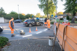  Aktuell werden die Fahrbahnmarkierungen am Kreisverkehr \