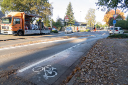  Aktuell werden die Fahrbahnmarkierungen am Kreisverkehr \