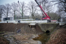  Die Fußgängerbrücke ist etwa 22 Meter lang 