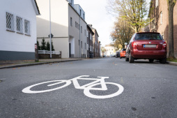 Noch fehlen zwei zusätzliche Pfeile, dann sollen die Piktogramme auf die gemeinsame Nutzung der Fahrbahn hinweisen Noch fehlen zwei zusätzliche Pfeile, dann sollen die Piktogramme auf die gemeinsame Nutzung der Fahrbahn hinweisen