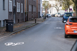 Die Piktogramme sind entlang der Fahrbahn in beiden Fahrtrichtungen aufgebracht worden Die Piktogramme sind entlang der Fahrbahn in beiden Fahrtrichtungen aufgebracht worden