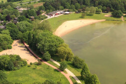  Der Spielplatz am Nordostufer in der Nähe der Badebucht bleibt durchgängig erreichbar 