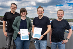 Stadt Bocholt bleibt Teil des Zukunftsnetzes Mobilität NRW Freuen sich über die Verlängerung der Rahmenvereinbarung (v.l.n.r.): Holger Frieling (Geschäftsfsbereich Mobilität, Stadt Bocholt), Lisa Gottheil (Kommunalberaterin, Zukunftsnetz Mobilität NRW), Stadtbaurat Dave Welling und Jan Diesfeld (Stellvertretende Fachbereichsleitung Mobilität und Umwelt, Stadt Bocholt).