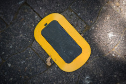  Zwischen Dietrichstraße und Hermannstraße kommen Sensoren zum Einsatz, die auf dem Boden verklebt werden 