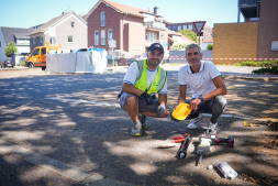 Hany Omar, Bocholts CDO (rechts) begutachtet die Anbringung der intelligenten Sensoren durch Mentor Sinani (GTF Wiesbaden). Hany Omar, Bocholts CDO (rechts) begutachtet die Anbringung der intelligenten Sensoren durch Mentor Sinani (GTF Wiesbaden).