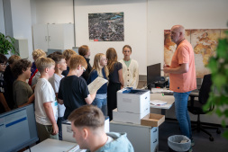 Am Freitag nutzte eine 6. Klasse des Bocholter Mariengymnasiums im Rahmen des Politikunterrichts die Gelegenheit und besuchten das Wahlamt. Norbert Olbing vom Fachbereich Öffentliche Ordnung erklärte den Schülerinnen und Schülern, wie die Kommunalwahl abläuft. Am Freitag nutzte eine 6. Klasse des Bocholter Mariengymnasiums im Rahmen des Politikunterrichts die Gelegenheit und besuchten das Wahlamt. Norbert Olbing vom Fachbereich Öffentliche Ordnung erklärte den Schülerinnen und Schülern, wie die Kommunalwahl abläuft.