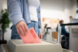  Wahlberechtigte können auch per Briefwahl wählen.  