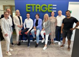 Stipendium in Etage3 Ein spezieller Coworking-Raum für Studierende und Handwerksqualifikanten, um konzentriert an ihren Abschlussarbeiten zu arbeiten, wird in der ETAGE3 angeboten. Darüber freuen sich (v.l.n.r.) Judith Möllmann der Stadtsparkasse Bocholt, Dr. Markus Könning (Wirtschaftsförderung Kreis Borken), Astrid Lukas (Wirtschaftsförderung Bocholt), Sven Wolf (IHK Bocholt), Jana Weiß (Stadt Bocholt), Claudia Hilbertz (Etage3), Mariette Schlichtmann, Lukas Bauhaus (Etage3) und Darren Ajuzie (Westfälische Hochschule Bocholt).