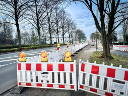 Bouwwerkzaamheden aan de Uhlandstraße Verkeersbeperkingen vanwege de bouw van leidingen en bruggen in de Uhlandstraße.