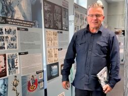 Graphic Novel 'Three Stones' Auteur Nils Olskamp voor de tentoonstelling in LernWerk.
