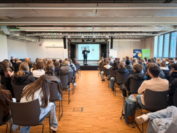 Multimedialezing door Nils Oskamp Ongeveer 350 leerlingen woonden de multimediale lezingen bij in LernWerk en de scholengemeenschap in Isselburg.