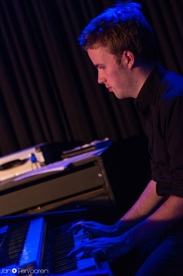 Max Blumentrath bij het instrument 