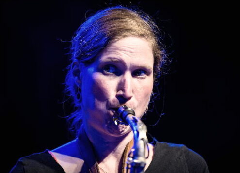 Kunstenaarsfoto Kristina Brodersen met altsaxofoon 