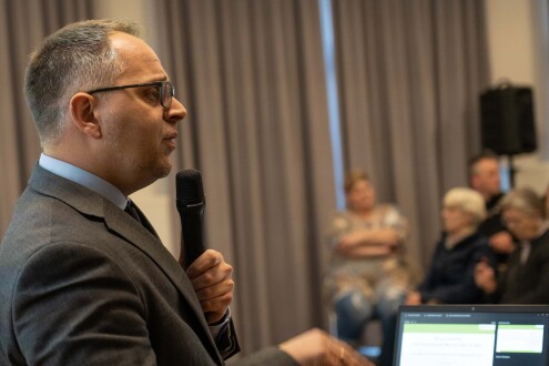 Burgemeester Thomas Kerkhoff spreekt op voorlichtingsbijeenkomst voor burgers in Bocholt-Biemenhorst