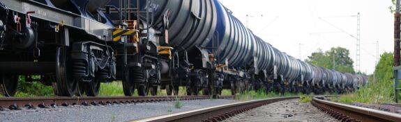 view-of-the-cargo-train-with-oil-tanker-cars-on-th-2026-01-07-07-17-29-utc