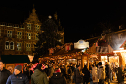 Kerstmarkt voor het historische stadhuis van Bocholt