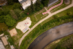 De nieuwe ruimte beslaat in totaal 850 vierkante meter en grenst direct aan de bestaande speelruimte. De nieuwe ruimte beslaat in totaal 850 vierkante meter en grenst direct aan de bestaande speelruimte.