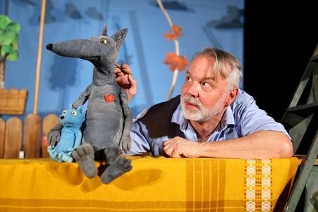 Poppenspel 'De grote wolf en de kleine wolf' van Markus Lampe, de televisie in de trein