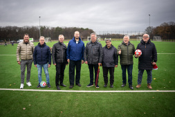 Blij met de opening van het nieuwe kunstgrasveld: (vanaf links) Dirk Lueg (Dienst Scholen en Sport), Werner de Vos (bestuur DJK Barlo), pastoor Rafael van Straelen, eerste gemeenteraadslid Björn Volmering, Rainer Venhorst (gemeenteraadslid), Vedat Ergün (gemeenteraadslid), Franz-Josef Kalmer (Diocesane Vereniging DJK) en Thomas Siemen (bestuur DJK Barlo). Blij met de opening van het nieuwe kunstgrasveld: (vanaf links) Dirk Lueg (Dienst Scholen en Sport), Werner de Vos (bestuur DJK Barlo), pastoor Rafael van Straelen, eerste gemeenteraadslid Björn Volmering, Rainer Venhorst (gemeenteraadslid), Vedat Ergün (gemeenteraadslid), Franz-Josef Kalmer (Diocesane Vereniging DJK) en Thomas Siemen (bestuur DJK Barlo).