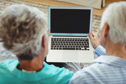 Seniorenpaar bij de laptop