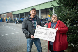  Cheque voor het goede doel: Markus Beckmann van de ambulante gezinsbegeleidingsdienst Caritas is blij met de donatie, die ten goede komt aan gezinnen in Bocholt met een beperkt budget. Afvaladviseur Petra Tacke van de ESB zamelde het geld in bij de laatste grofvuilinzameling. 