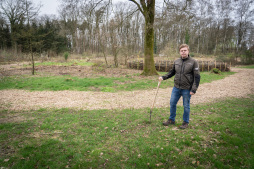  Er is nu een bosnatuurpad bij Vossenpand in Mussum. Het is aangelegd door het afvalverwerkings- en servicebedrijf (ESB). (Hier op de foto: Sven van den Berg, ESB) 