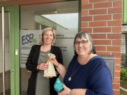 Grofvuil uitwisseling Overhandiging mei 2024 Afvaladviseur Petra Tacke (rechts) overhandigt de donatiecheque aan Carolin Röring van Caritas.