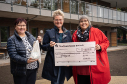  Angelika Kathemann (vanaf links) en voorzitster Michaela Schneider van de OMEGA-vereniging zijn blij met de donatie die hen werd overhandigd door afvaladviseur Petra Tacke. 