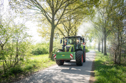  Medewerkers van het afvalverwerkings- en servicebedrijf besproeien de eikenbomen in de buitenwijken. 