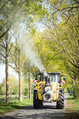  Medewerkers van het afvalverwerkings- en servicebedrijf besproeien de eikenbomen in de buitenwijken. 