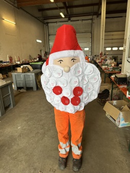 Grofvuil uitwisseling 11/2024 Bij de grofvuilcentrale lag de nadruk dit keer op kerstversiering. Hieronder bevonden zich ook enkele merkwaardige voorwerpen.