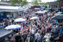  Vele honderden bezoekers struinden over de rommelmarkt in het recyclingcentrum 