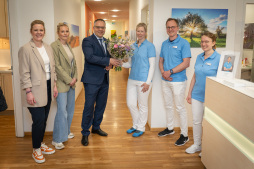  Burgemeester Thomas Kerkhoff verwelkomt de nieuwe huisarts Franziska Badrow in aanwezigheid van Lisa Knuf (links) en Sarah Underberg (2e van links) van het Bocholt artsennetwerk in de praktijk van Dr. Enno Meyer. 