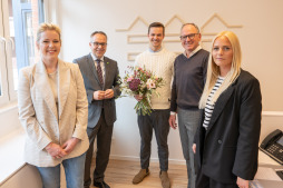  Seit dem 1. Oktober führen Dr. Wilhelm Vriesen (2. von rechts) und sein Sohn Dr. Stefan Vriesen (3. von rechts) die Praxis am Crispinusplatz als Gemeinschaftspraxis. Bei einem Rundgang konnten sich Bürgermeister Thomas Kerkhoff, Lisa Knuf vom Zukunftsbüro der Stadt Bocholt (links) und Sarah Underberg vom Ärztenetz BOHRIS (rechts) die neugestalteten Räume anschauen. 