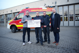 Alexander Elskamp (vanaf links) overhandigde de opbrengst van de campagne aan Marco Heisterkamp en Dirk Arping van de brandweer van Bocholt. Eerste gemeenteraadslid en hoofd van de brandweer Björn Volmering bedankte hen namens de stad Bocholt. Alexander Elskamp (vanaf links) overhandigde de opbrengst van de campagne aan Marco Heisterkamp en Dirk Arping van de brandweer van Bocholt. Eerste gemeenteraadslid en hoofd van de brandweer Björn Volmering bedankte hen namens de stad Bocholt.