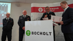 Algemene vergadering brandweer 2024 1 50 jaar actief lidmaatschap: Norbert Hiebing (links) en Walter Lütkenhorst ontvingen het brandweer ereteken in goud met een gouden krans.