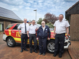 Staatsbrandweercommandant eert voormalig hoofdbrandwacht Helmut Hülsken Staatsbrandweerdirecteur Thomas Deckers, Dirk Arping (hoofd brandweer Bocholt), Helmut Hüsken en Jörg Telaar (plaatsvervangend hoofd brandweer Bocholt)