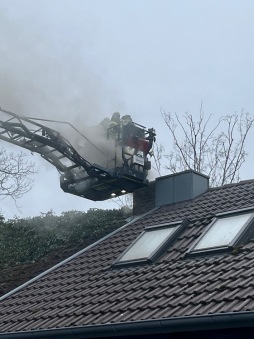  Brandende schoorsteen wordt geveegd van de draaischijf-ladderkorf. 