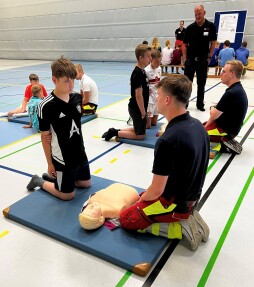  Onder begeleiding van paramedici oefenen de leerlingen van het Euregiogymnasium eerste hulp. 